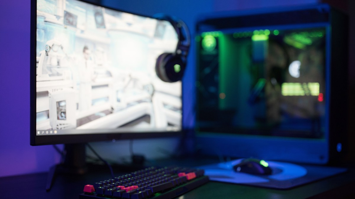 Геймърски компютър с RGB осветление и монитор